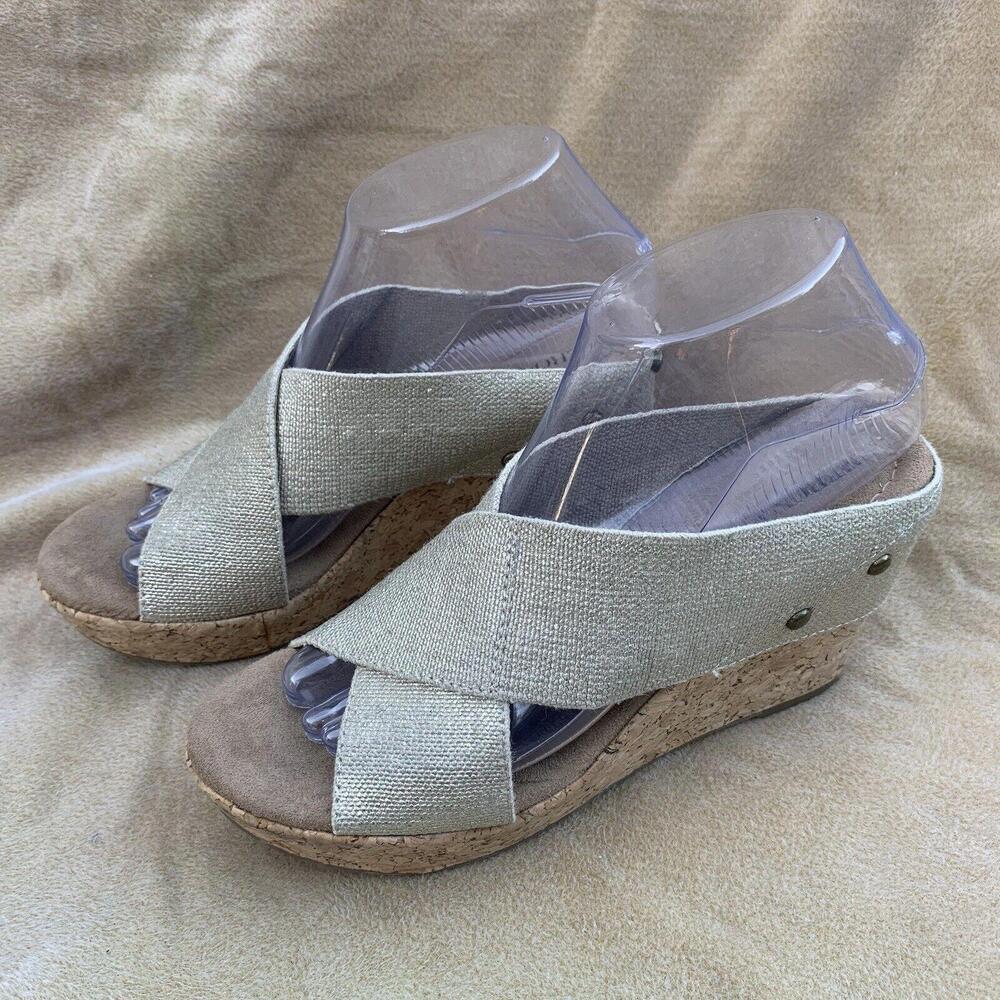 Merona Gold Sandals with Crisscross Design - Picture 3 of 10